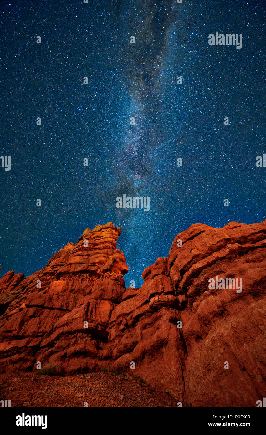 Nachthimmel mit Milchstraße über Red Canyon in Dixie National Forest, Utah, USA, Nordamerika Stockfoto