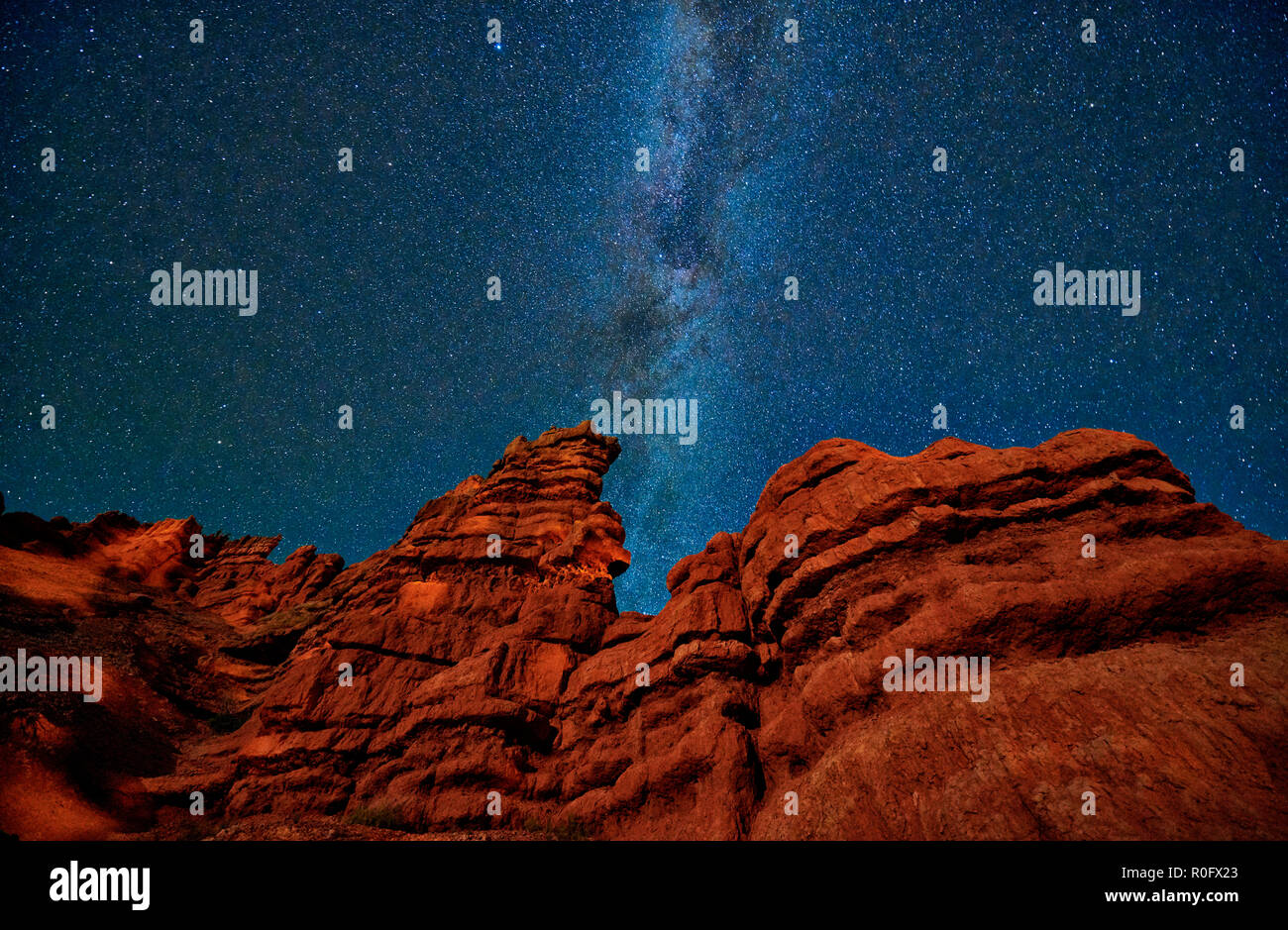 Nachthimmel mit Milchstraße über Red Canyon in Dixie National Forest, Utah, USA, Nordamerika Stockfoto
