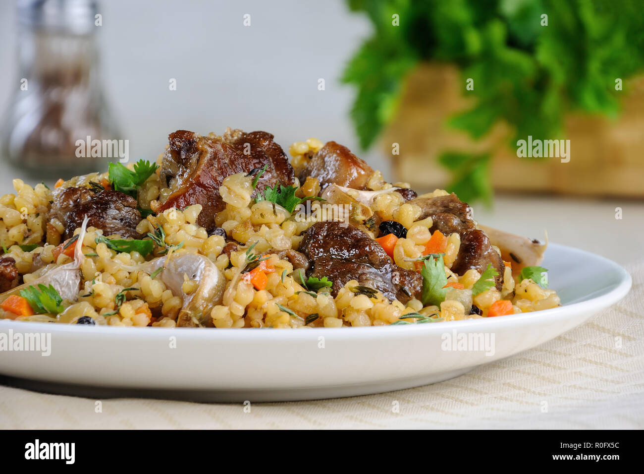 Pilav von Bulgur mit Fleisch, Gemüse und Berberitze Stockfoto
