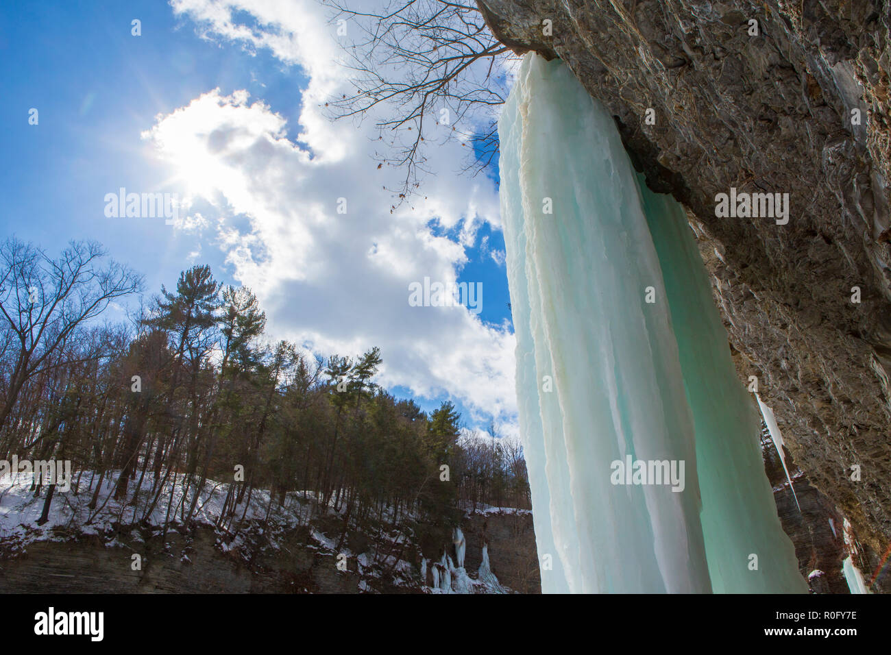 Gefrorenen Wasserfällen auf einer Klippe in Watkins Glen State Park, Watkins Glen, im Staat New York an einem sonnigen, aber kalten Wintertag. Stockfoto