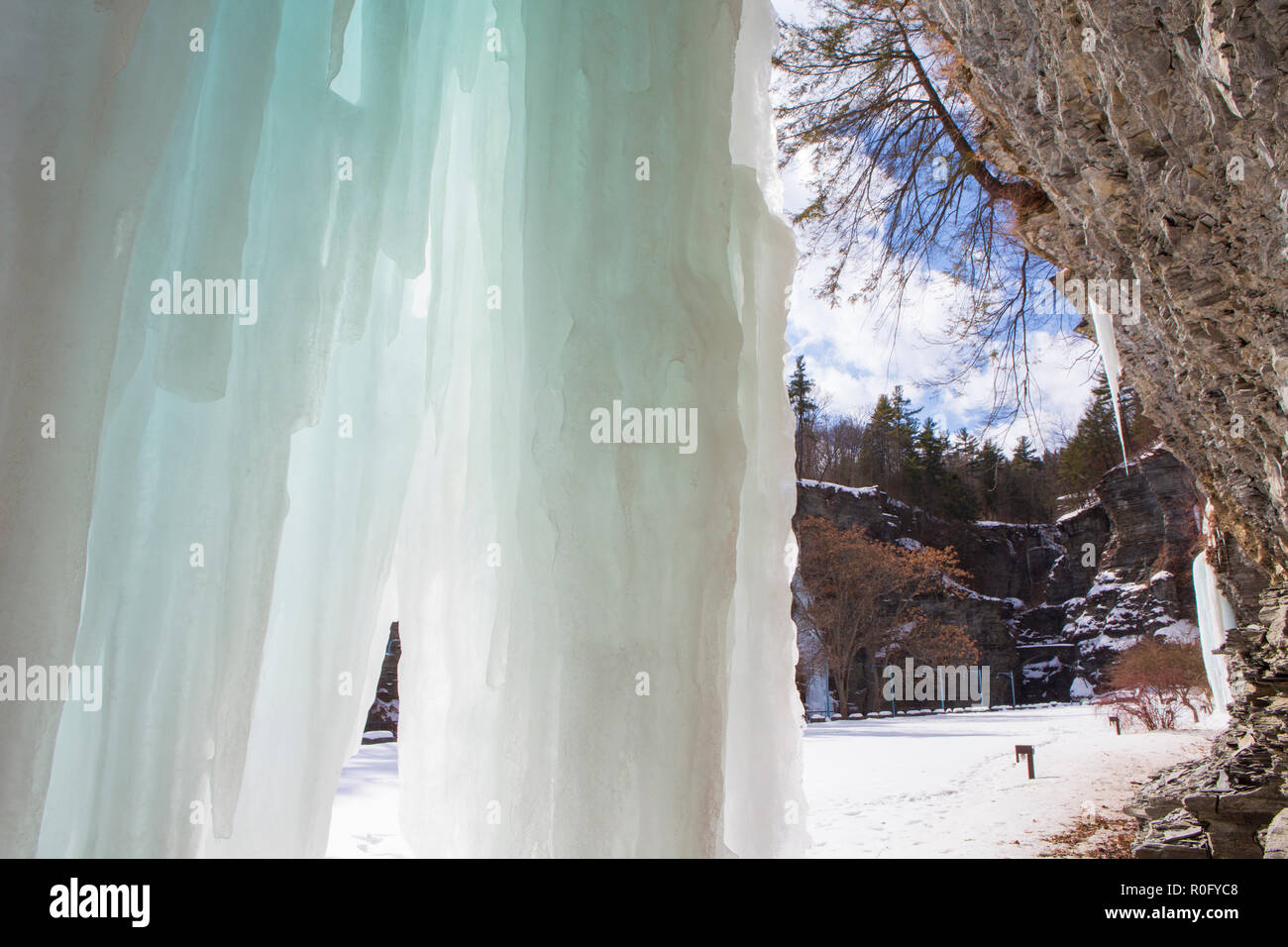 Gefrorenen Wasserfällen auf einer Klippe in Watkins Glen State Park, Watkins Glen, im Staat New York an einem sonnigen, aber kalten Wintertag. Stockfoto