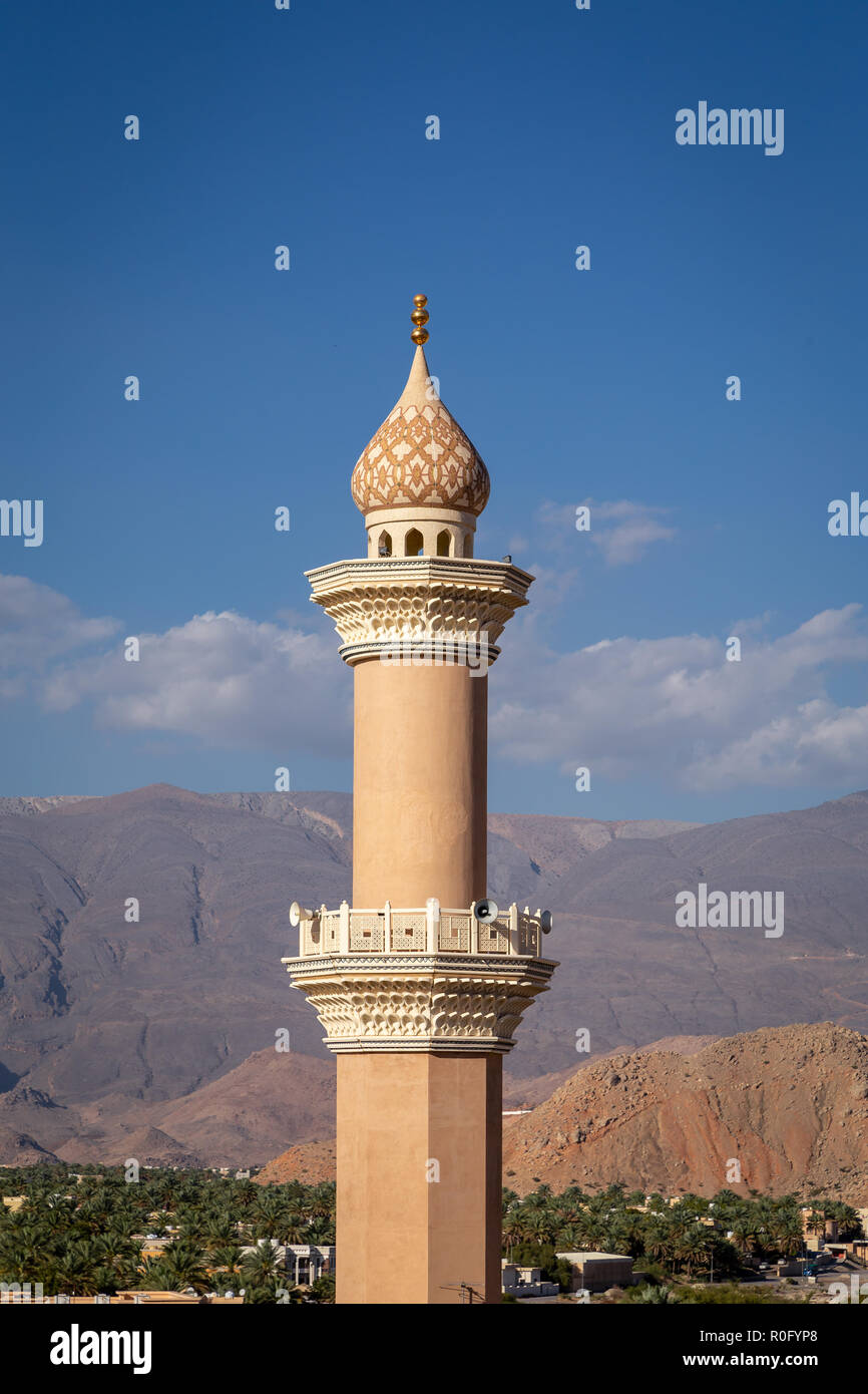 Blick über die Dächer und Minarett, von Nizwa fort, Oman gesehen. Stockfoto