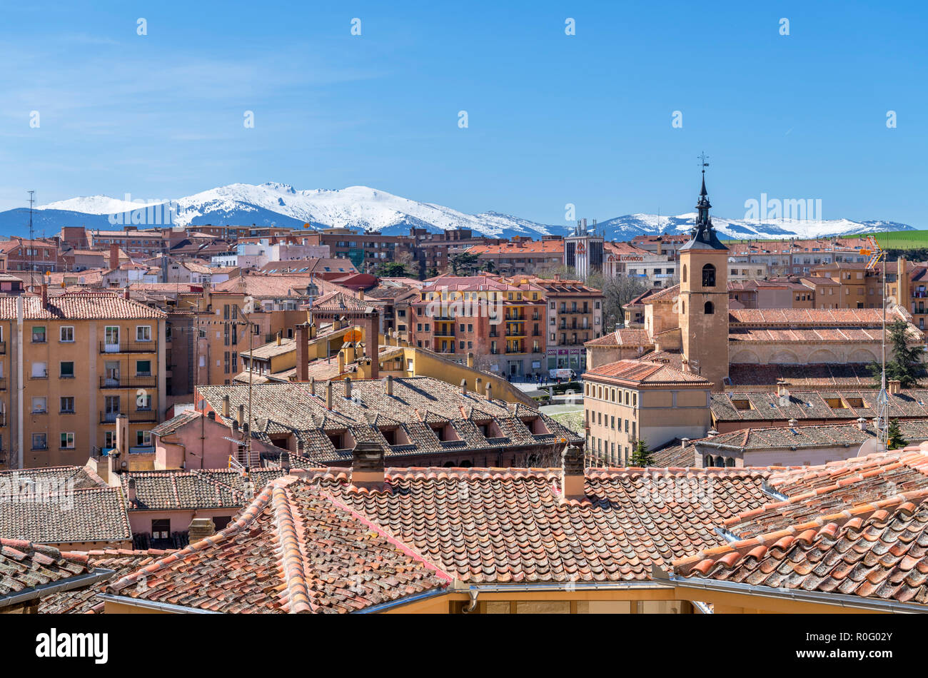 Blick über die Dächer der Altstadt auf die schneebedeckten Berge, Segovia, Castilla y Leon, Spanien Stockfoto