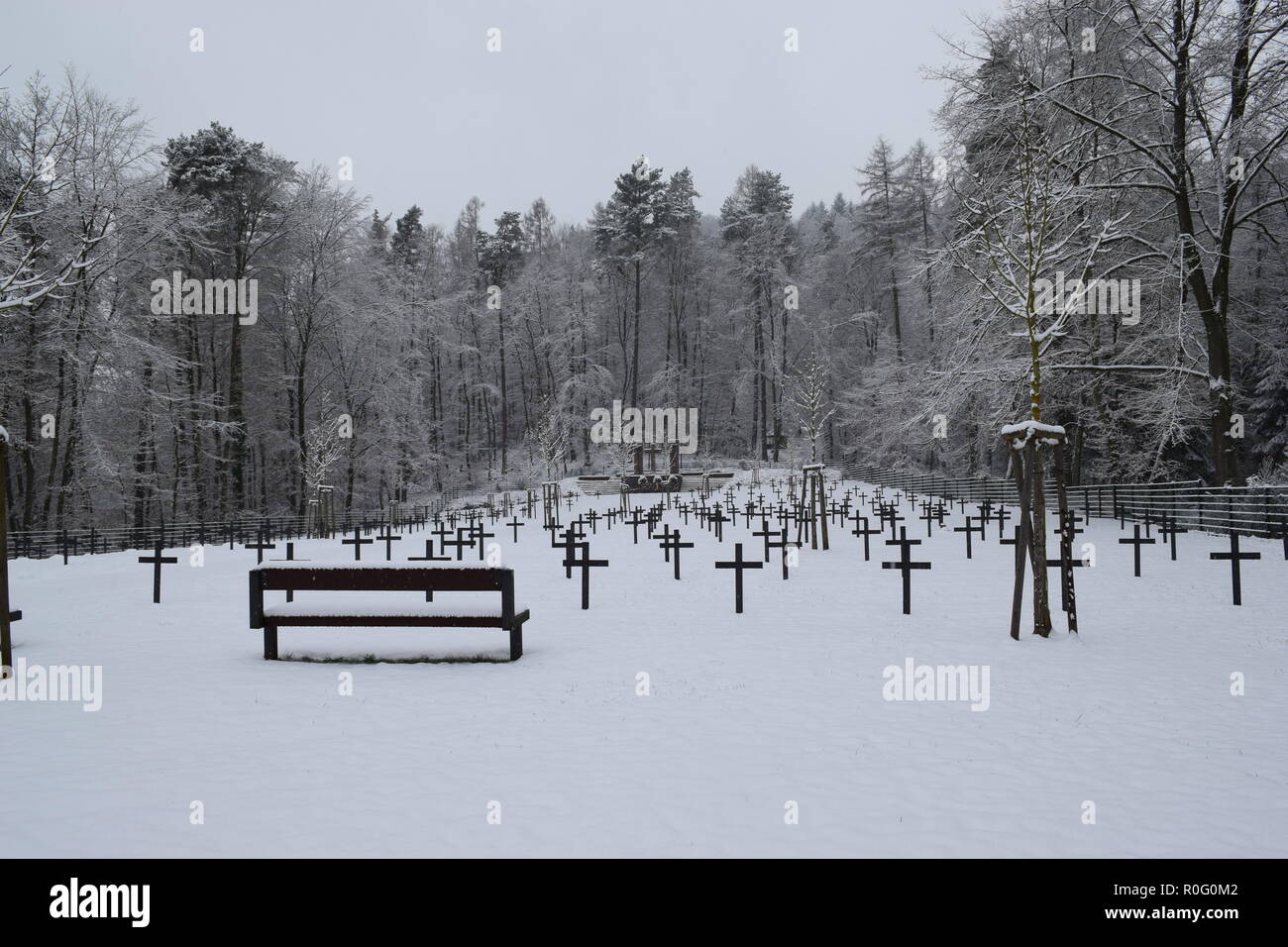 2 ww Ehrenfriedhof in Reimsbach ist ein Soldatenfriedhof, an den Ausläufern des Hunsrücks hohen Wald auf dem Land Saarland im Schnee entfernt Stockfoto