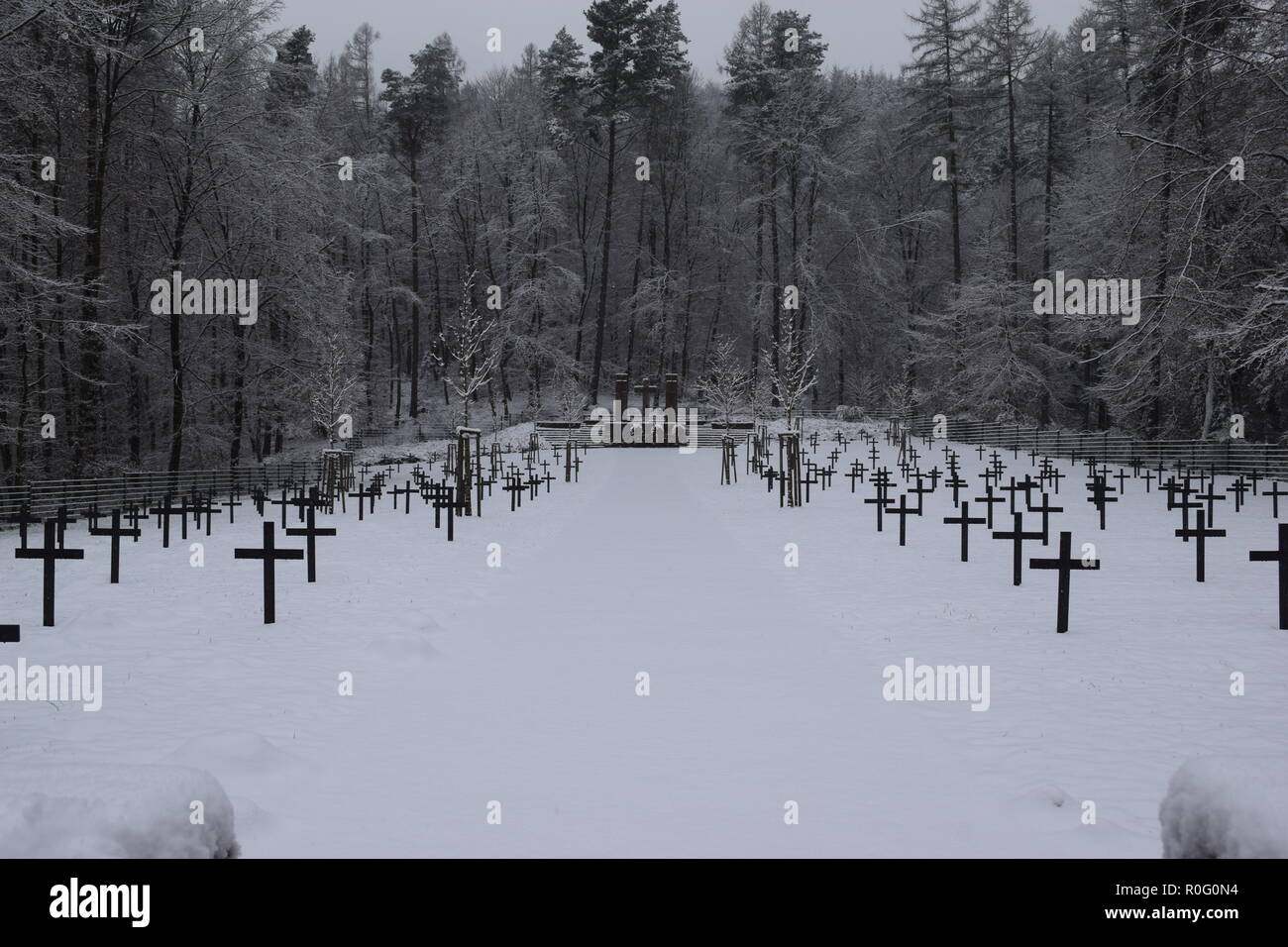 2 ww Ehrenfriedhof in Reimsbach ist ein Soldatenfriedhof, an den Ausläufern des Hunsrücks hohen Wald auf dem Land Saarland im Schnee entfernt Stockfoto