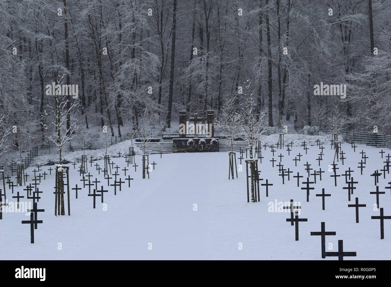 2 ww Ehrenfriedhof in Reimsbach ist ein Soldatenfriedhof, an den Ausläufern des Hunsrücks hohen Wald auf dem Land Saarland im Schnee entfernt Stockfoto