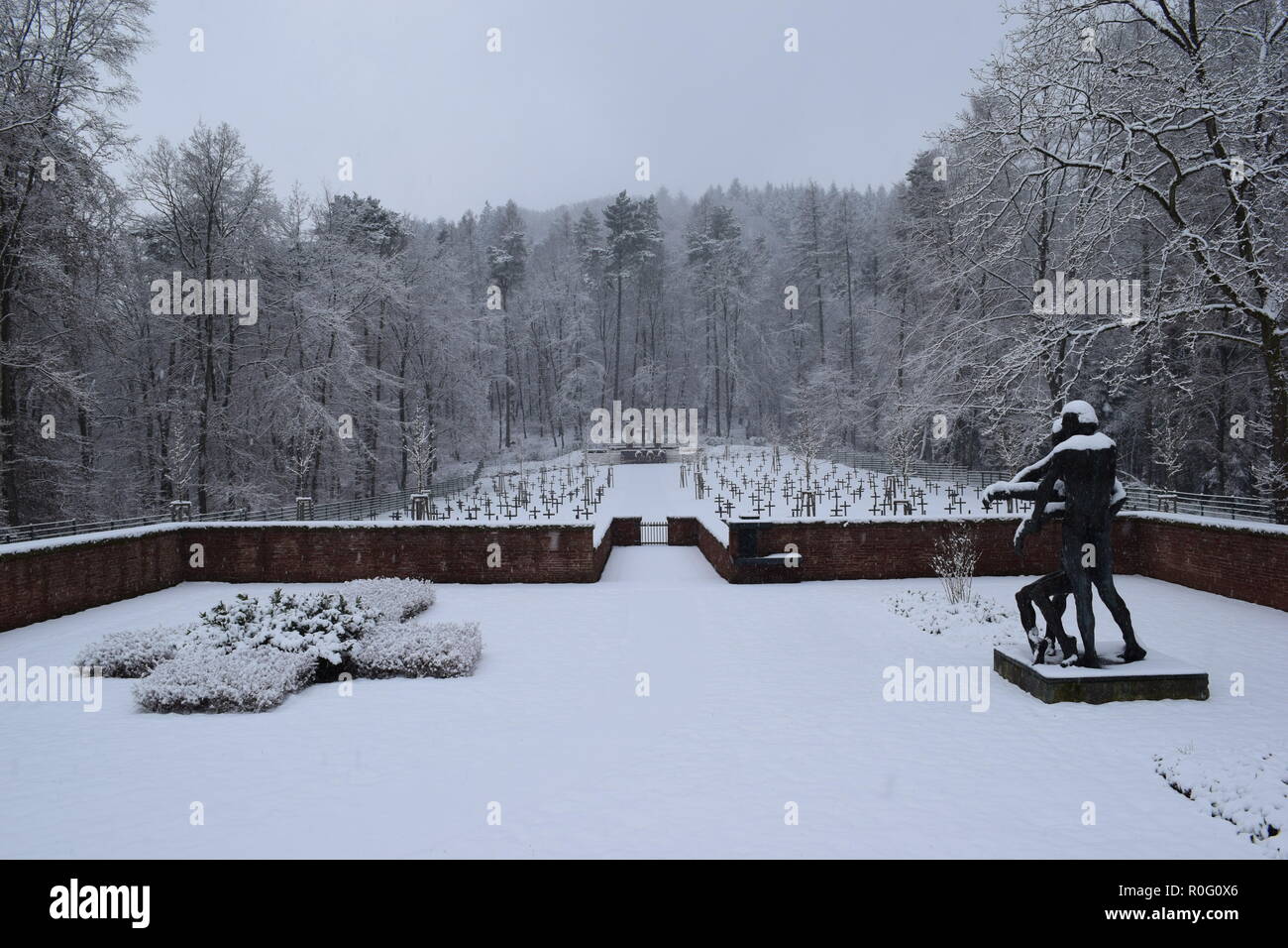 2 ww Ehrenfriedhof in Reimsbach ist ein Soldatenfriedhof, an den Ausläufern des Hunsrücks hohen Wald auf dem Land Saarland im Schnee entfernt Stockfoto