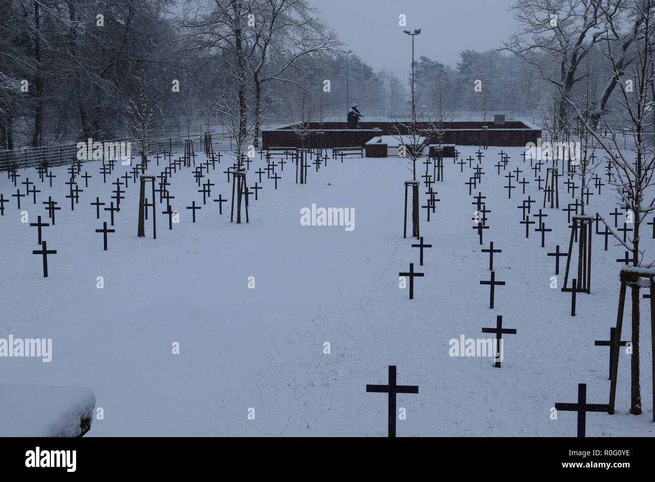 2 ww Ehrenfriedhof in Reimsbach ist ein Soldatenfriedhof, an den Ausläufern des Hunsrücks hohen Wald auf dem Land Saarland im Schnee entfernt Stockfoto