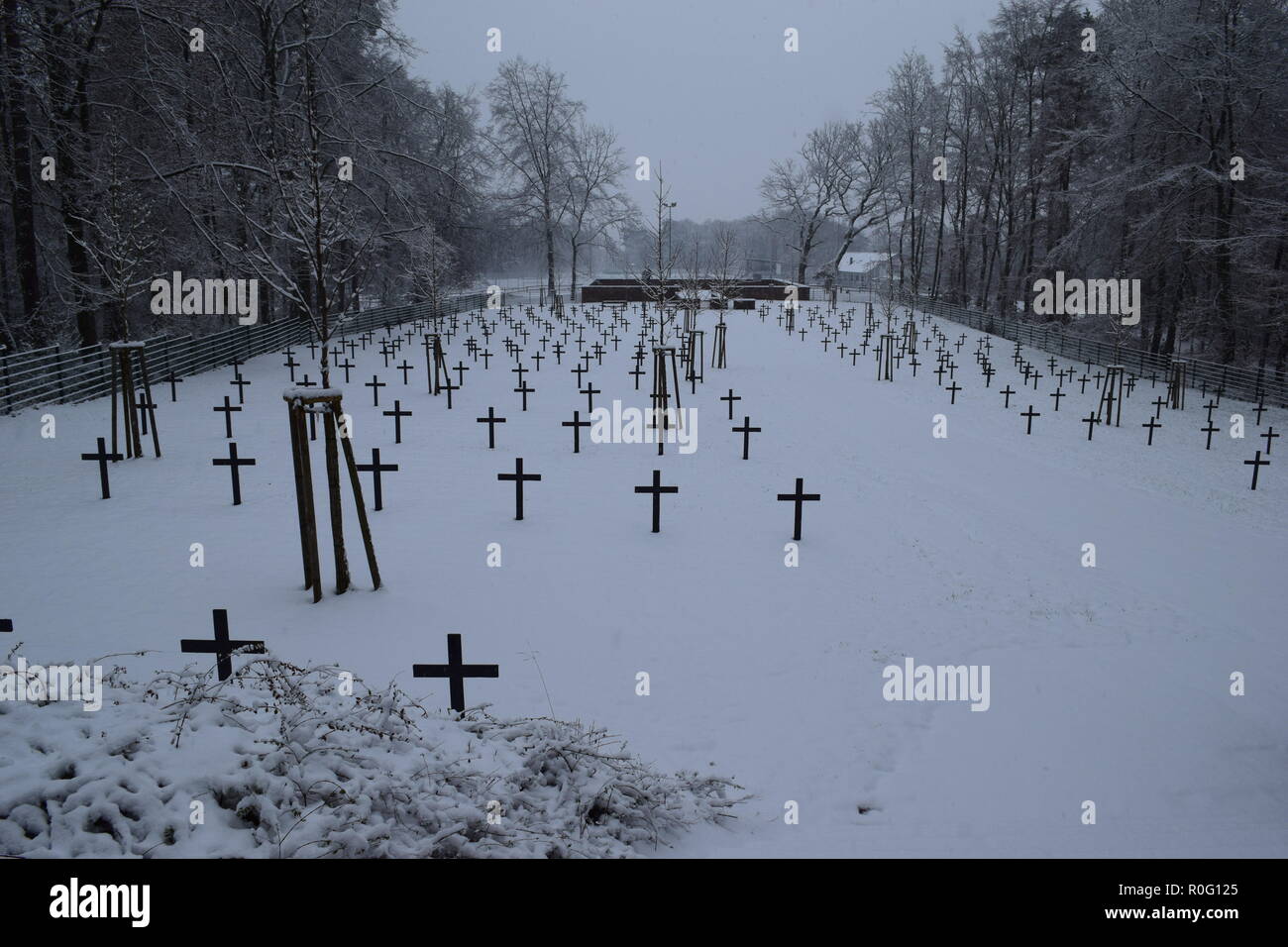 2 ww Ehrenfriedhof in Reimsbach ist ein Soldatenfriedhof, an den Ausläufern des Hunsrücks hohen Wald auf dem Land Saarland im Schnee entfernt Stockfoto