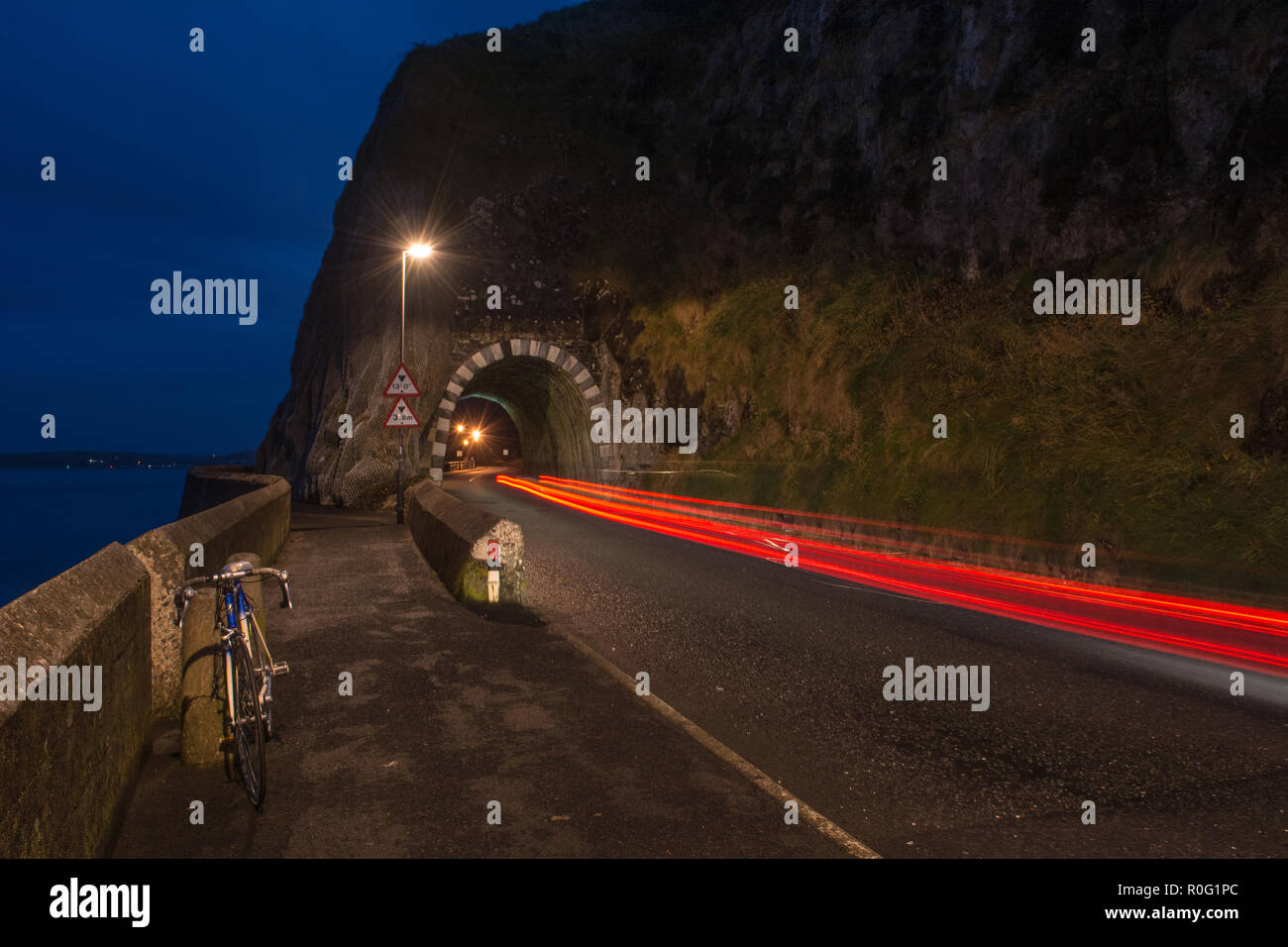 Der schwarze Bogen Larne County Antrim Nordirland Nacht schießen Leichte Wanderwege Stockfoto