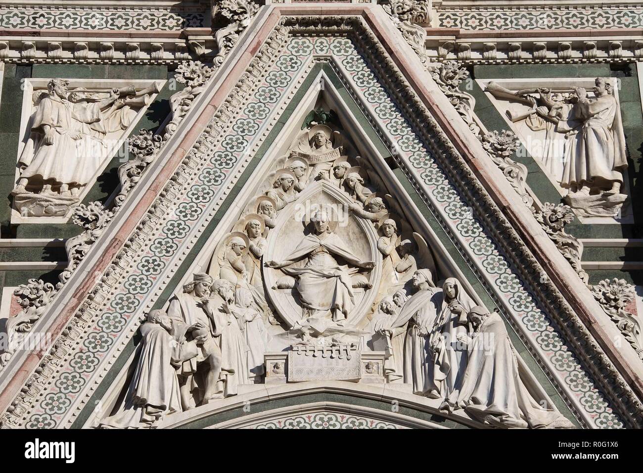 Kunstwerk an der Fassade der Kathedrale von Florenz in Italien Stockfoto