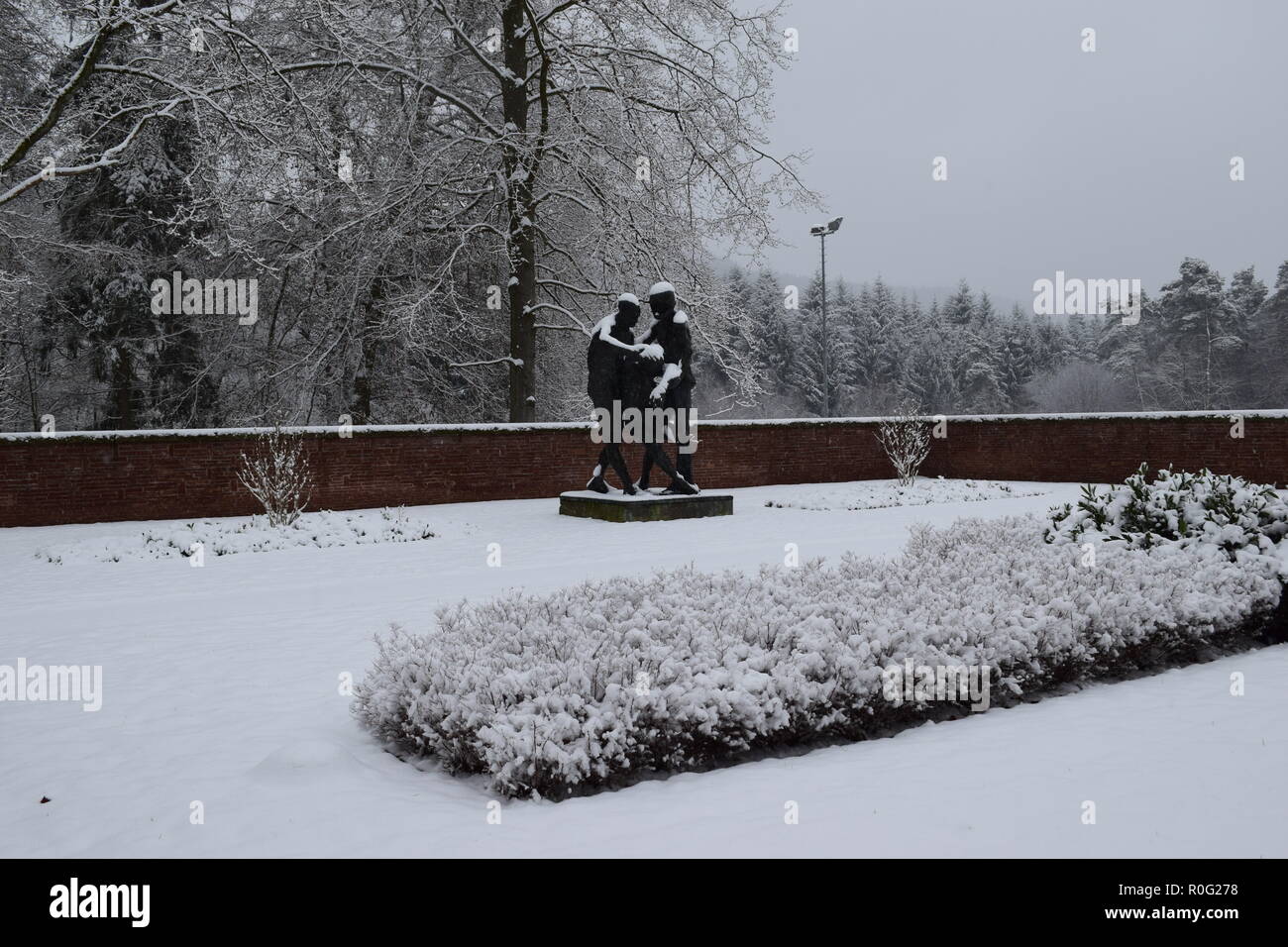 2 ww Ehrenfriedhof in Reimsbach ist ein Soldatenfriedhof, an den Ausläufern des Hunsrücks hohen Wald auf dem Land Saarland im Schnee entfernt Stockfoto