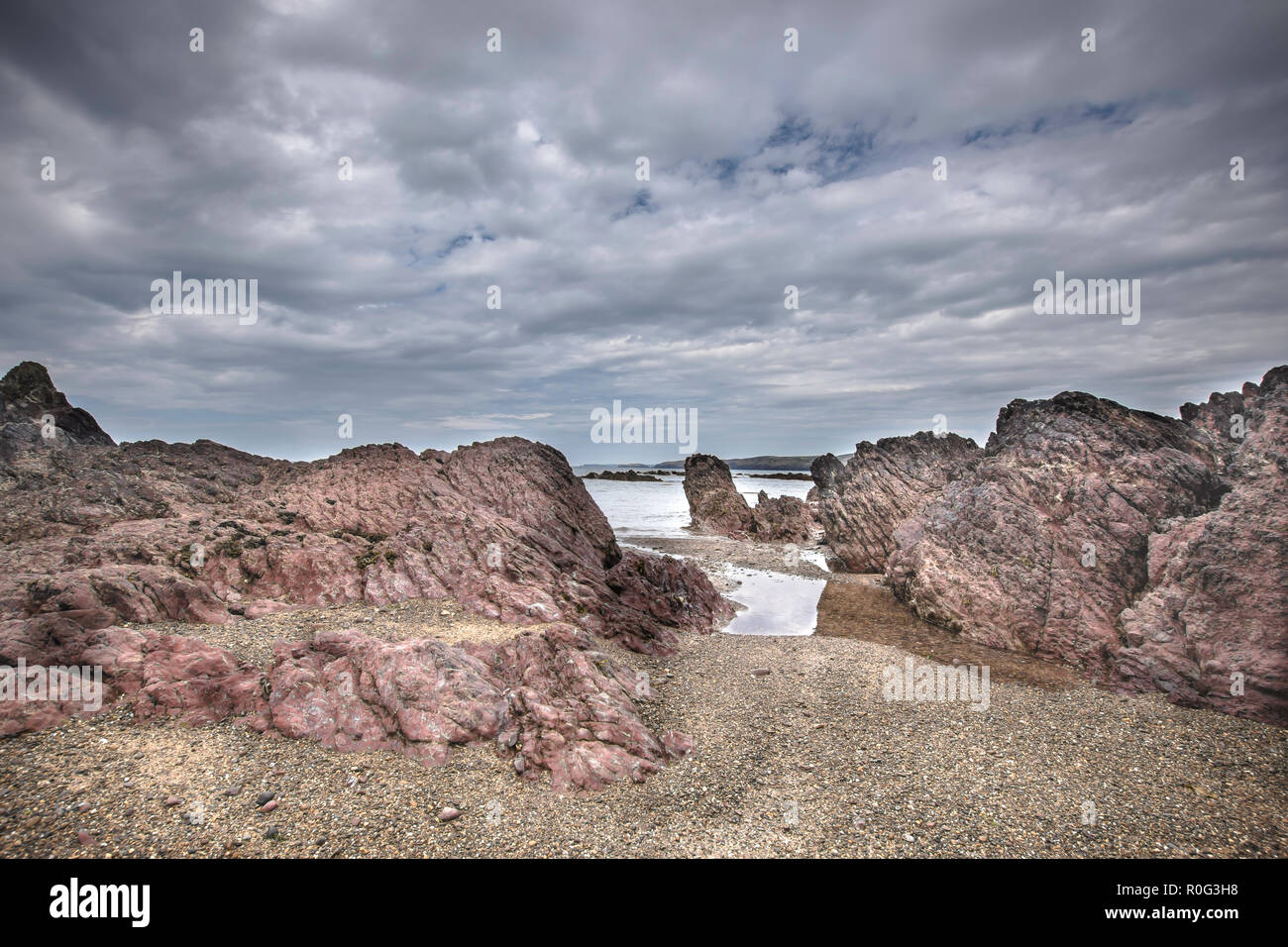 Landschaft. bewölkter Himmel über malerischen Felsstrand und Pfützen von Meer Wasser bei Ebbe auf Pembrokeshire Coast, South Wales, UK. Erosion der Küste. Stockfoto