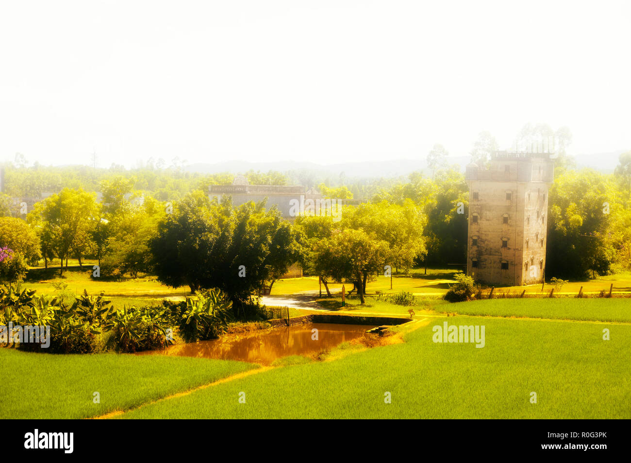 Die historischen Gebäude von Pingyao Diaolou in Zili Dorf in Pingyao Chinas in der Provinz Guangdong an einem nebligen Tag. Stockfoto