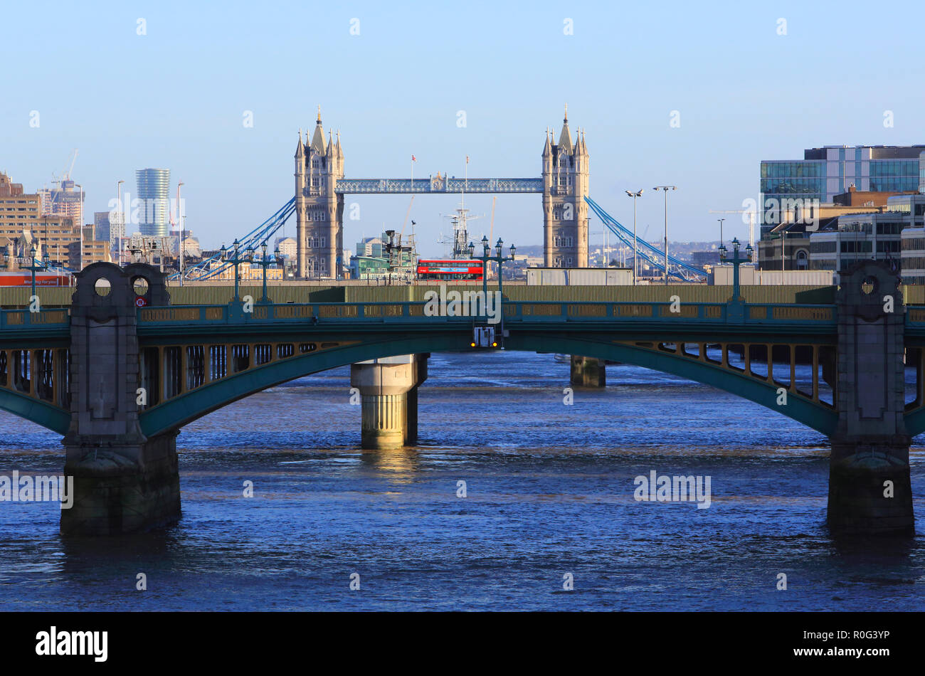 Die Tower Bridge und die Themse in London, England, Großbritannien Stockfoto