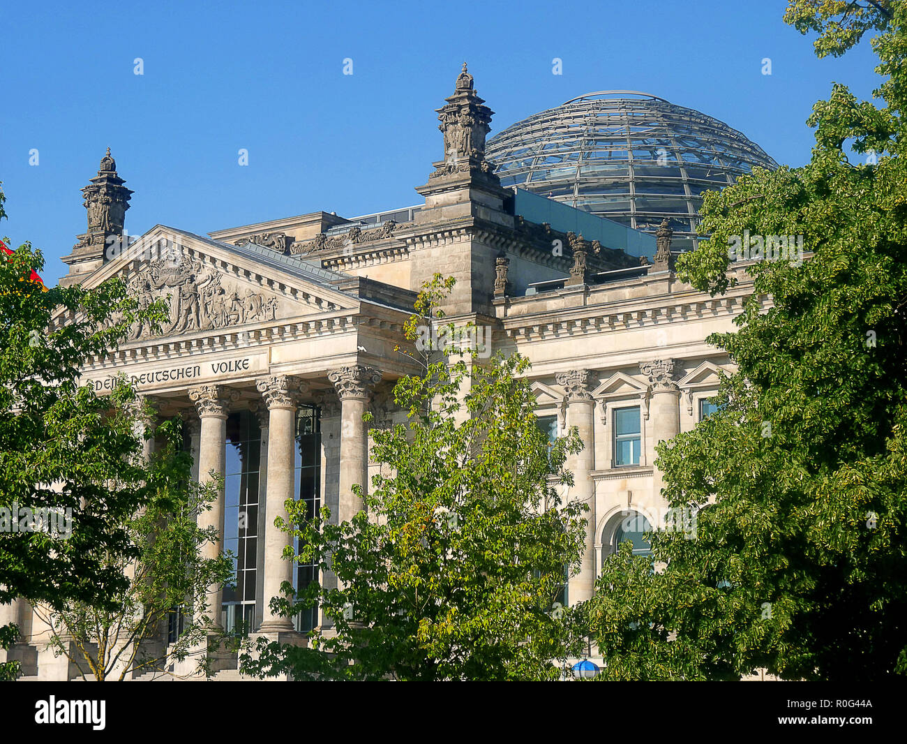 Das Reichstagsgebäude mit der modernen Kuppel des britischen Architekten Norman Foster in Berlin Deutschland Stockfoto