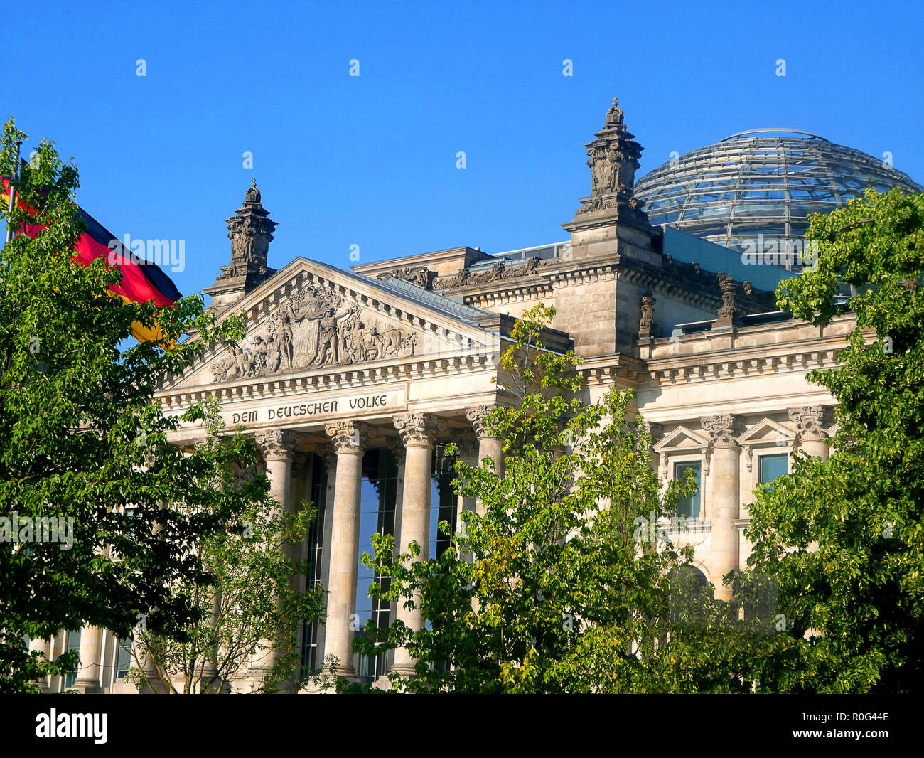 Das Reichstagsgebäude mit der modernen Kuppel des britischen Architekten Norman Foster in Berlin Deutschland Stockfoto