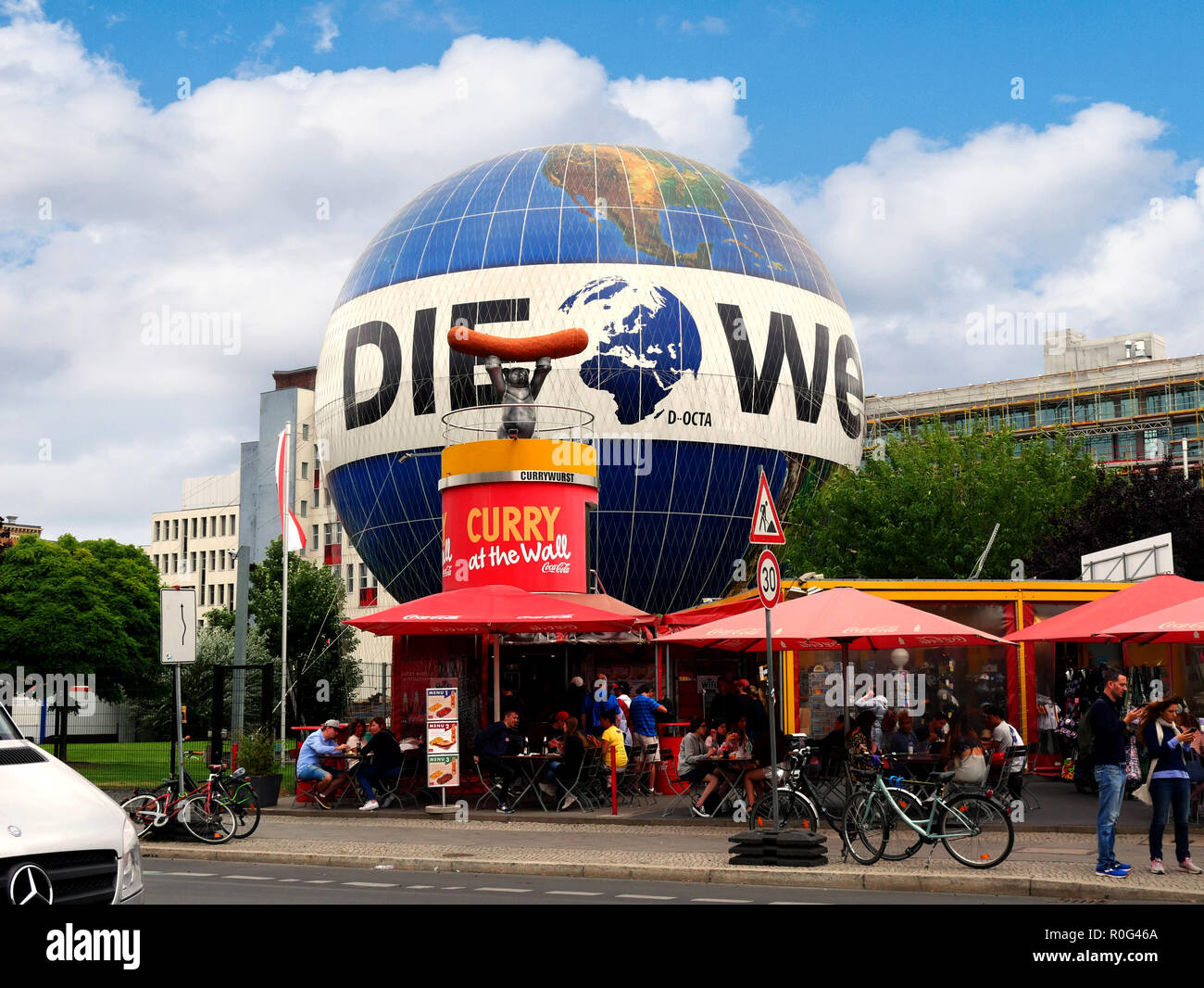 Checkpoint Charlie Kreuzungspunkt zwischen den Amerikanischen und Russischen Gebiete in Berlin. Jetzt eine touristische Attraktion mit einem Heißluftballon angebunden Stockfoto
