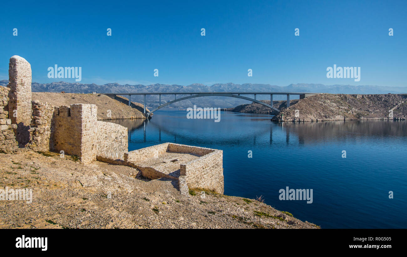 Insel Pag Wüste Ruinen und Brücke Panorama, Dalmatien, Kroatien Stockfoto