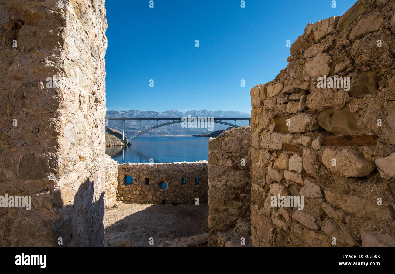 Insel Pag Wüste Ruinen und Brücke Panorama, Dalmatien, Kroatien Stockfoto