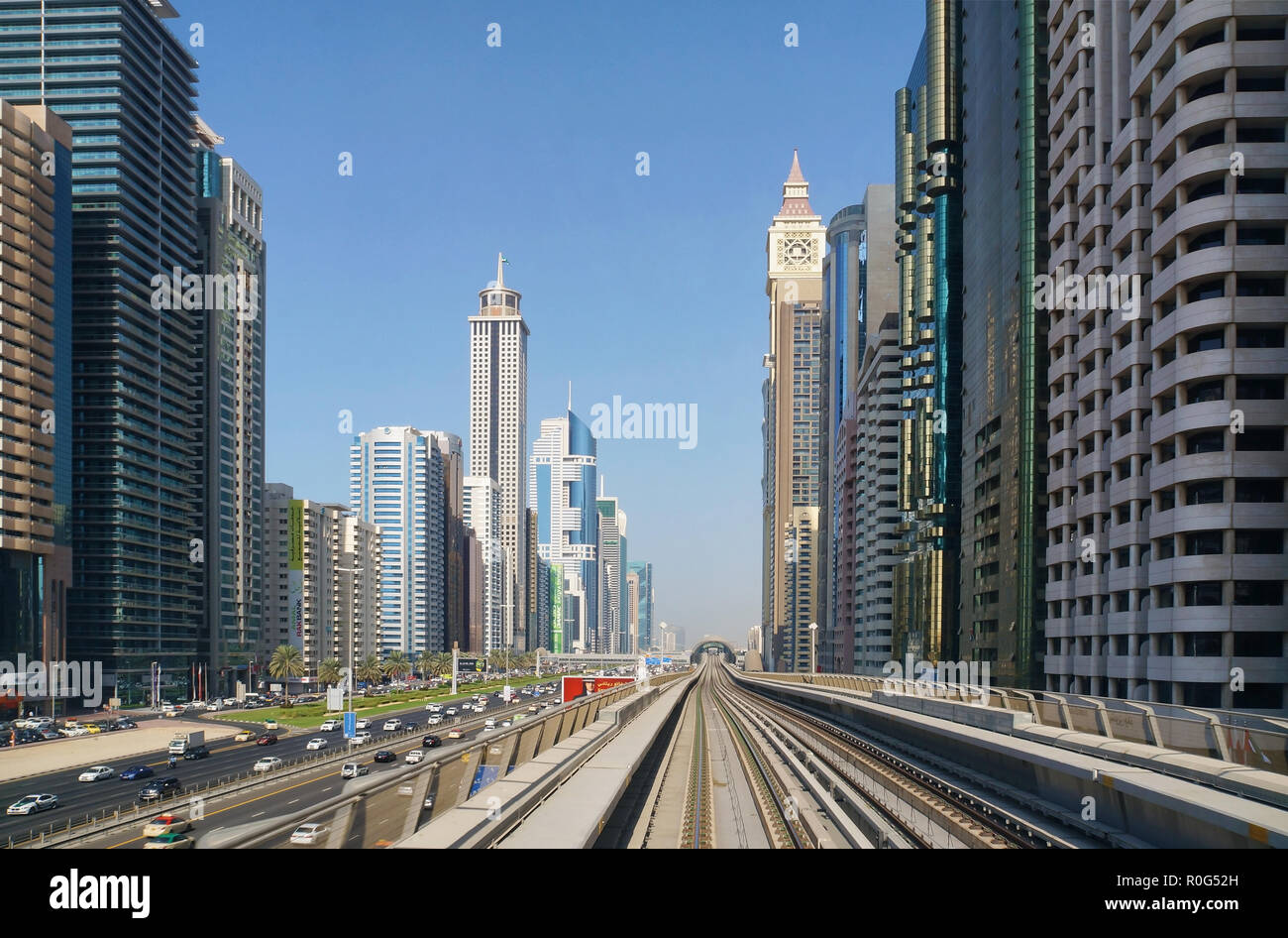 Dubai, Vereinigte Arabische Emirate - November 23, 2014: szenische sonnige Stadtbild von modernen Wolkenkratzer an der Sheikh Zayed Highway in Dubai, VAE. Die Skyline der Stadt mit Stockfoto
