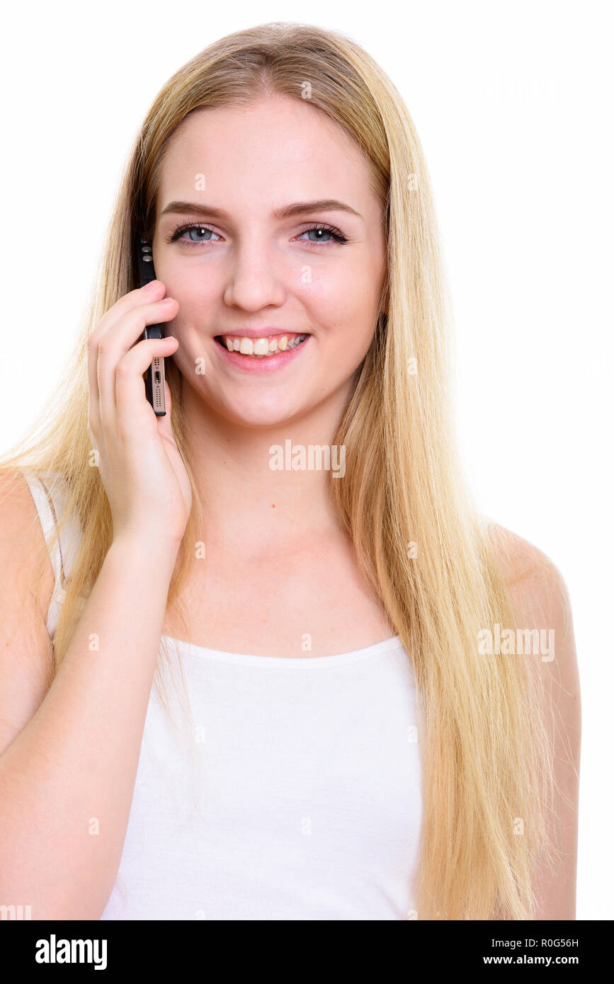 Studio shot Junger happy teenage Mädchen lächelnd, während sie das Gespräch wieder auf. Stockfoto