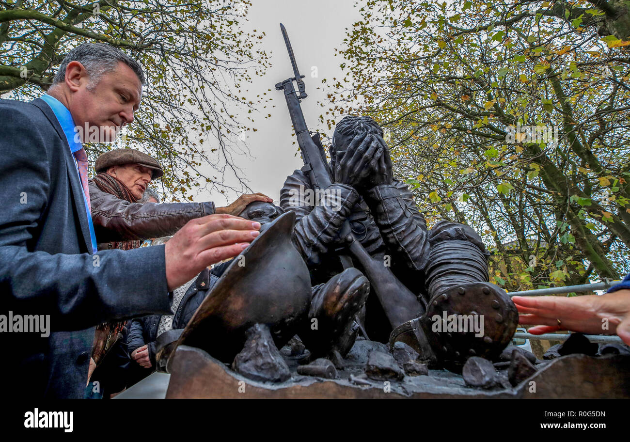 Mitglieder der Öffentlichkeit bei der Enthüllung eines neuen Kriegerdenkmal in Hamilton Square in Birkenhead. Stockfoto