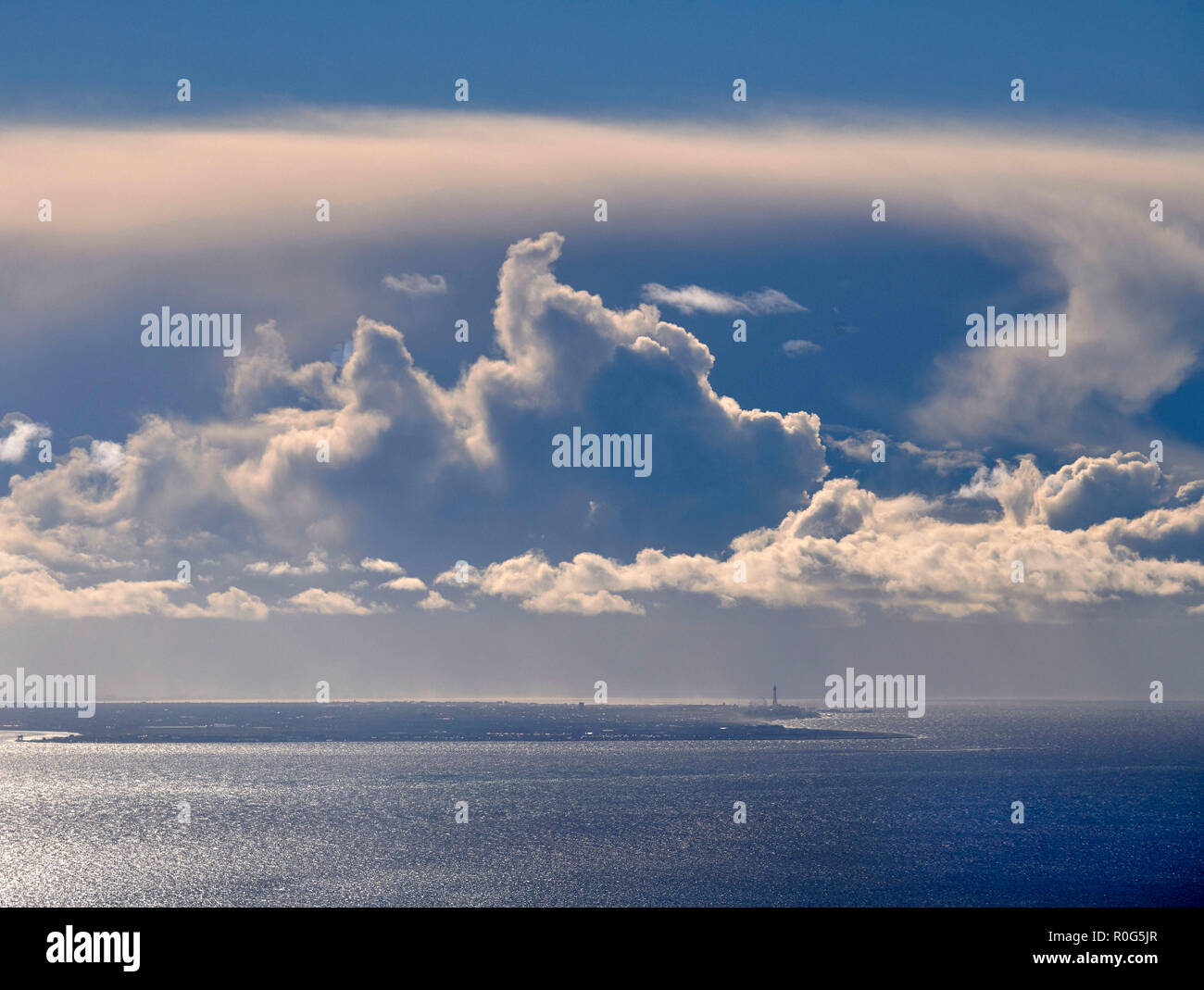 Gewitterwolken über Blackpool von Morecambe Bay, North West England, Großbritannien Stockfoto