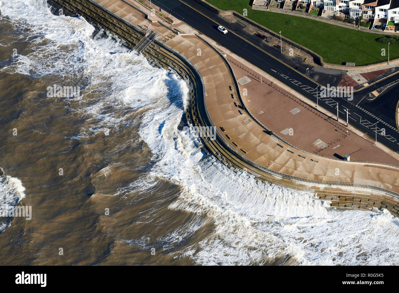 Stürmischen Meer peitschen an Meer Abwehr, Cleveleys, Blackpool, North West England, UK, Schuß aus der Luft Stockfoto