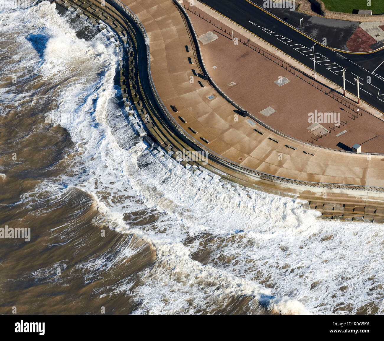 Stürmischen Meer peitschen an Meer Abwehr, Cleveleys, Blackpool, North West England, UK, Schuß aus der Luft Stockfoto