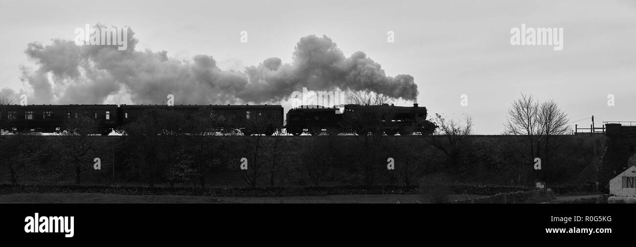 Erhaltene Dampf lokbespannter Zug auf die Settle and Carlisle Railway Line, Yorkshire Dales National Park, Northern England, Großbritannien Stockfoto