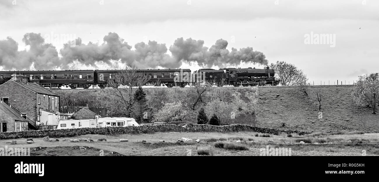 Erhaltene Dampf lokbespannter Zug auf die Settle and Carlisle Railway Line, Yorkshire Dales National Park, Northern England, Großbritannien Stockfoto