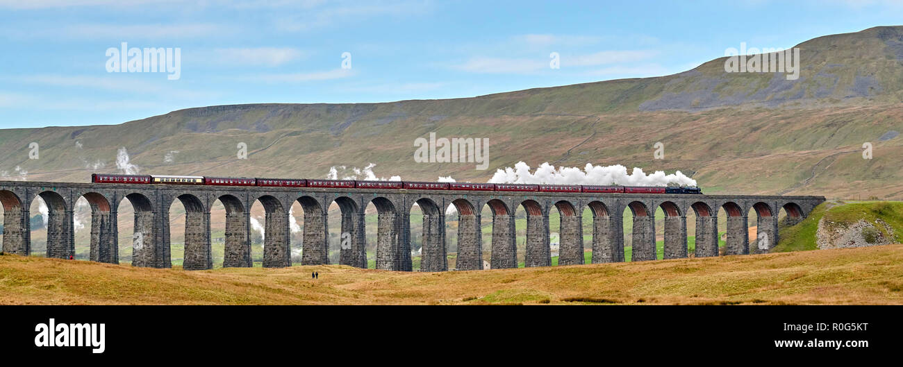 Erhaltene Dampf bespannt am Bahnhof Ribblehead Viadukt über die Settle and Carlisle Railway Line, Yorkshire Dales National Park, Northern England, Großbritannien Stockfoto