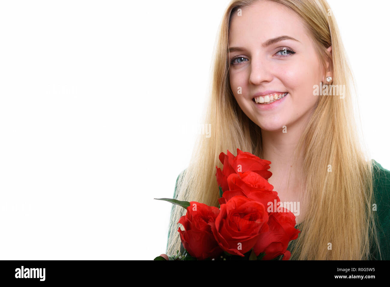 In der Nähe der Jugendlichen happy teenage Mädchen lächelnd, während sie rot r Stockfoto