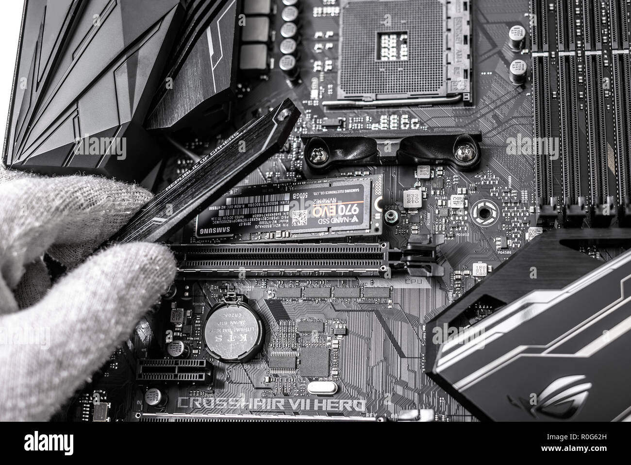 Festplatte SSD-m2 auf der Hauptplatine Hintergrund. Stockfoto