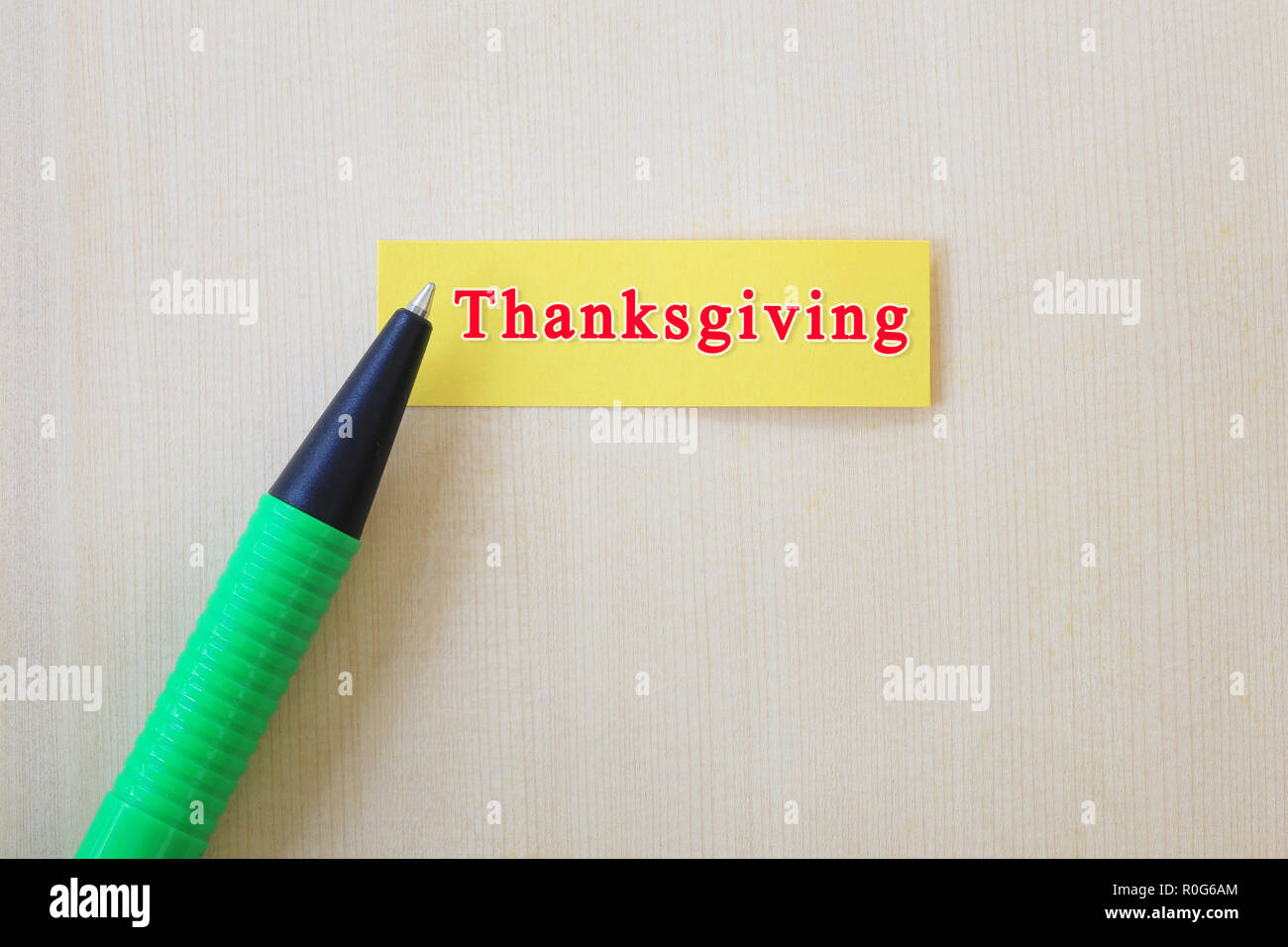 Green Pen auf das gelbe Papier und haben Thanksgiving Text für das Design in Sie festival Konzept. Stockfoto