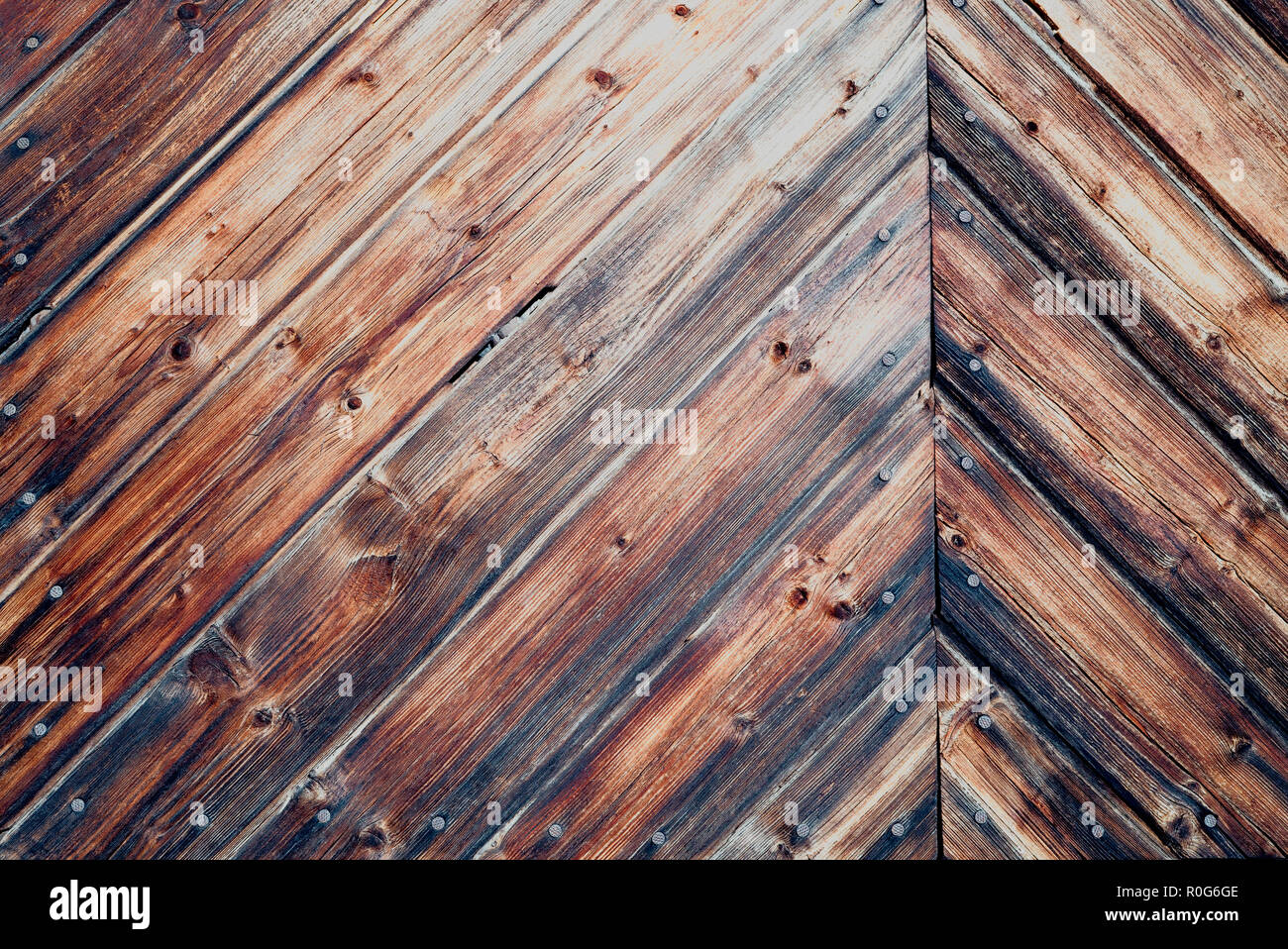 Rustikale natürliche verwittertes Holz Wand mit dekorativen ländliche Holzarbeiten von alten hölzernen Planken vom Land, - Grunge vintage Oberfläche Hintergrund Stockfoto