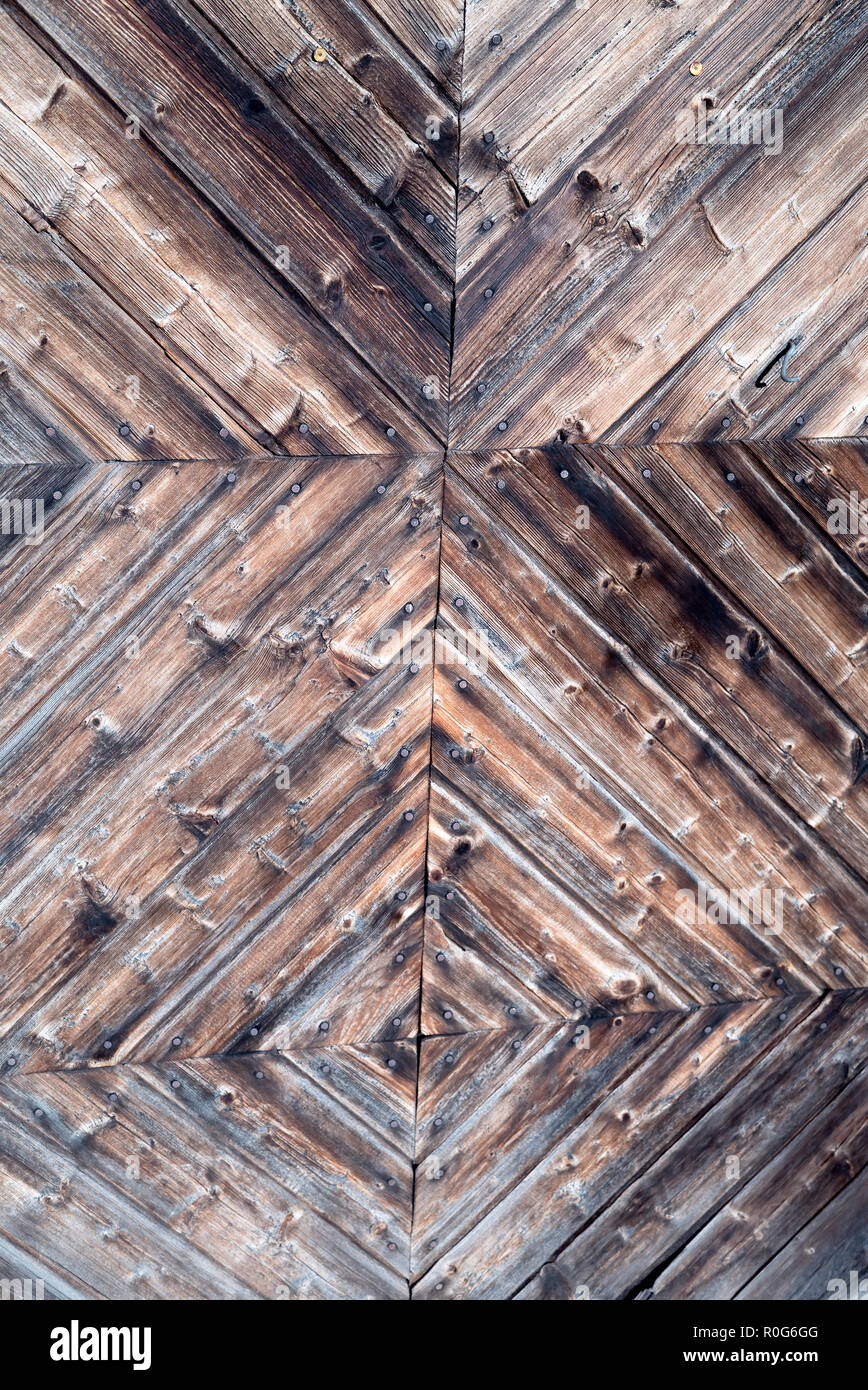 Rustikale natürliche verwittertes Holz Wand mit dekorativen ländliche Holzarbeiten von alten hölzernen Planken - Vertikale vintage Oberfläche Hintergrund mit Copyspace. Stockfoto