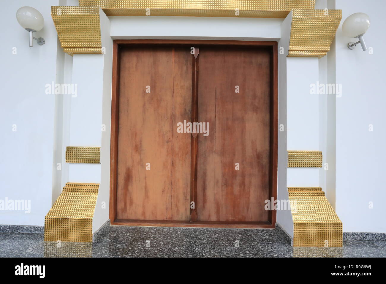 Die Pforte des Tempels, oder traditionelle Tür Messen in Thailand Architektur. Stockfoto