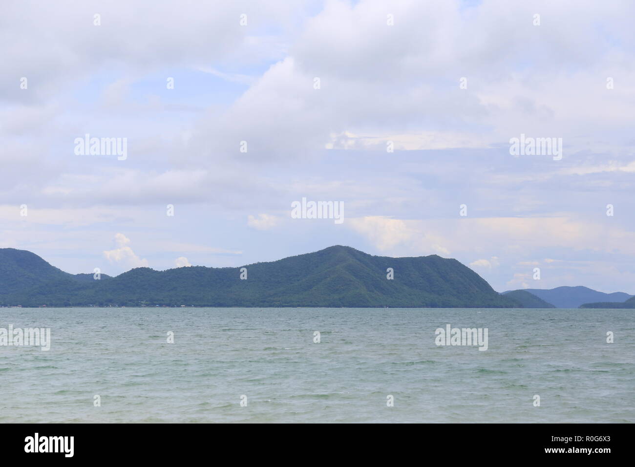 Ausblick auf das Meer und die Insel tagsüber auf Chon Buri Thailand. Stockfoto