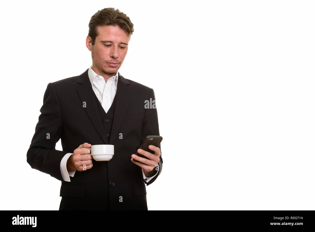 Stattlichen kaukasischen Geschäftsmann mit Mobiltelefon halten Sie Stockfoto