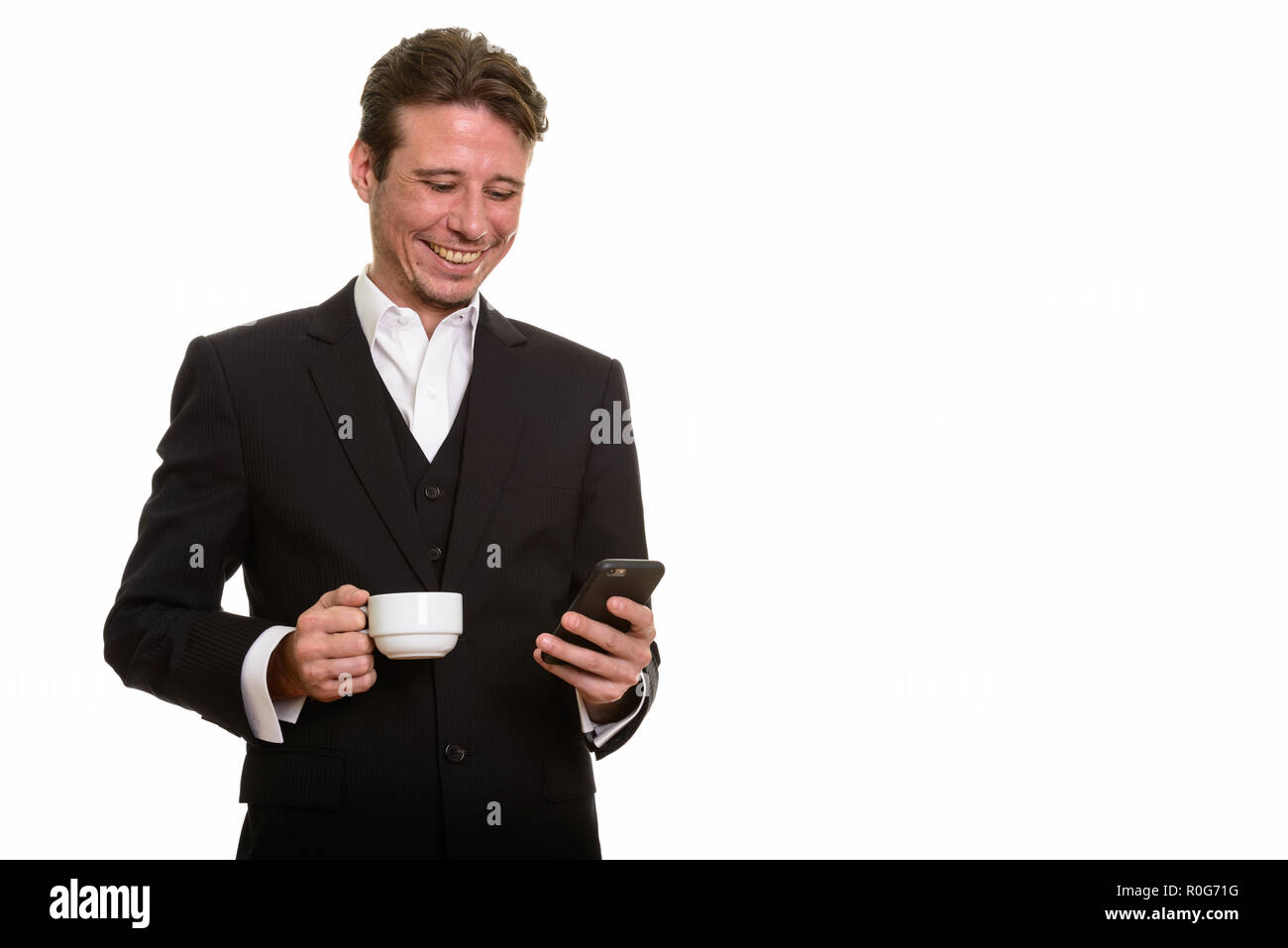 Happy kaukasischen Geschäftsmann mit Mobiltelefon während cof Holding Stockfoto