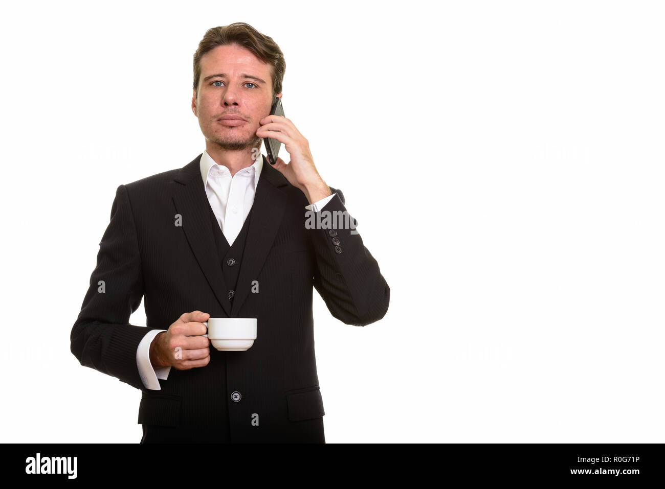 Stattlichen kaukasischen Geschäftsmann Gespräch am Handy während Fei Stockfoto