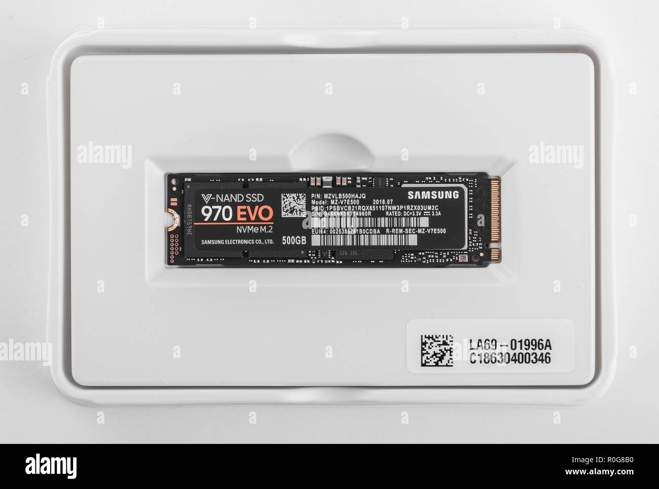 Box von Samsung 970 Evo-SSD-Laufwerk auf weißem Hintergrund. Stockfoto