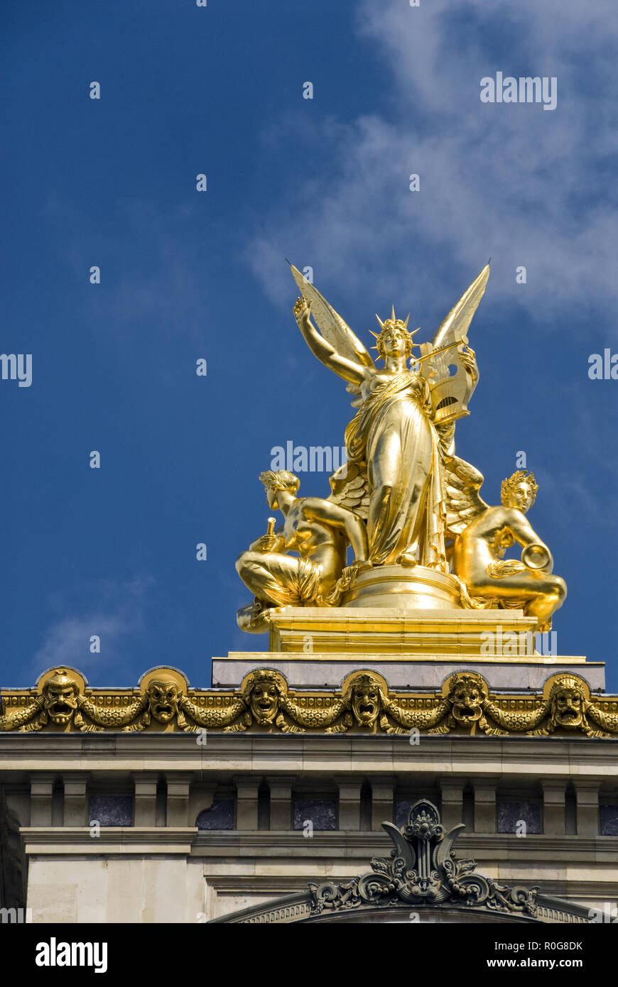 Eine goldene Skulptur auf dem Palais Garnier Opera House, bekannt als die Einstellung für leroux's 1910 Roman "Das Phantom der Oper", Paris, Frankreich. Stockfoto