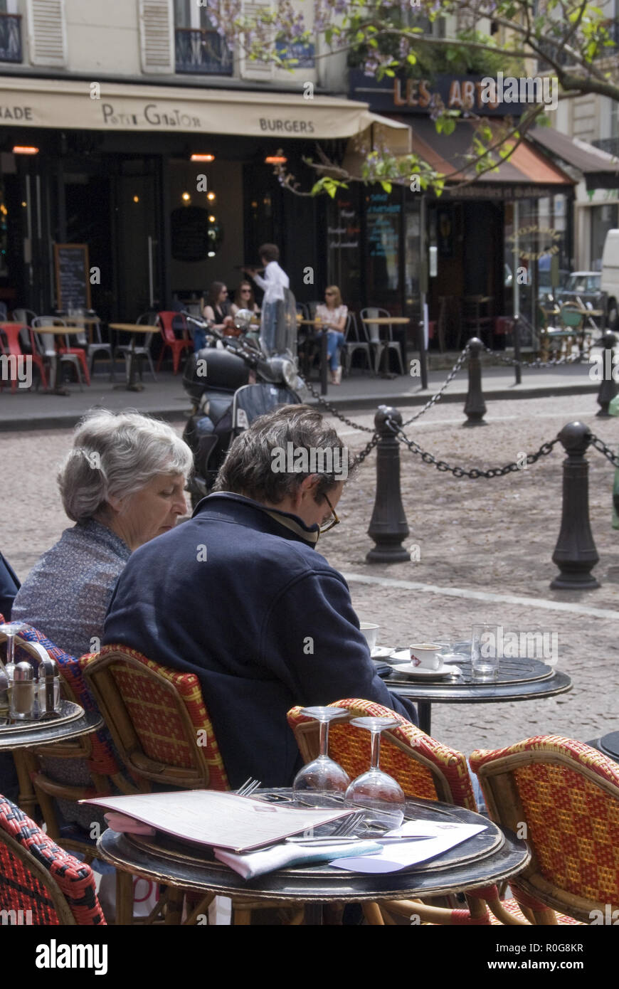 Ein paar hat Kaffee in einem Café auf dem Place de la Contrescarpe, der Schwerpunkt der Rue Mouffetard, Paris, Frankreich. Stockfoto