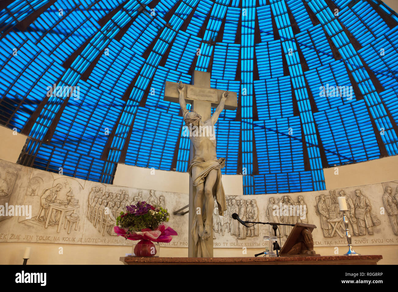 Kruzifix von Tschechischen Bildhauer Josef Václav Myslbek auf dem Hauptaltar der Gemeinde Haus der Tschechoslowakischen hussitischen Kirche (Husův sbor) entworfen von Tschechischen modernistischen Architekten Frantisek Kubelka (1935-1937) im Stadtteil Holešovice in Prag, Tschechische Republik. Stockfoto