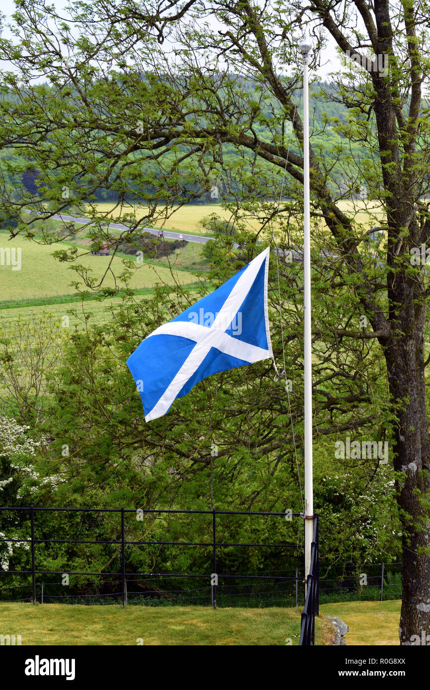 Ein Schottischer Saltire Flagge auf Halbmast fliegen Stockfoto