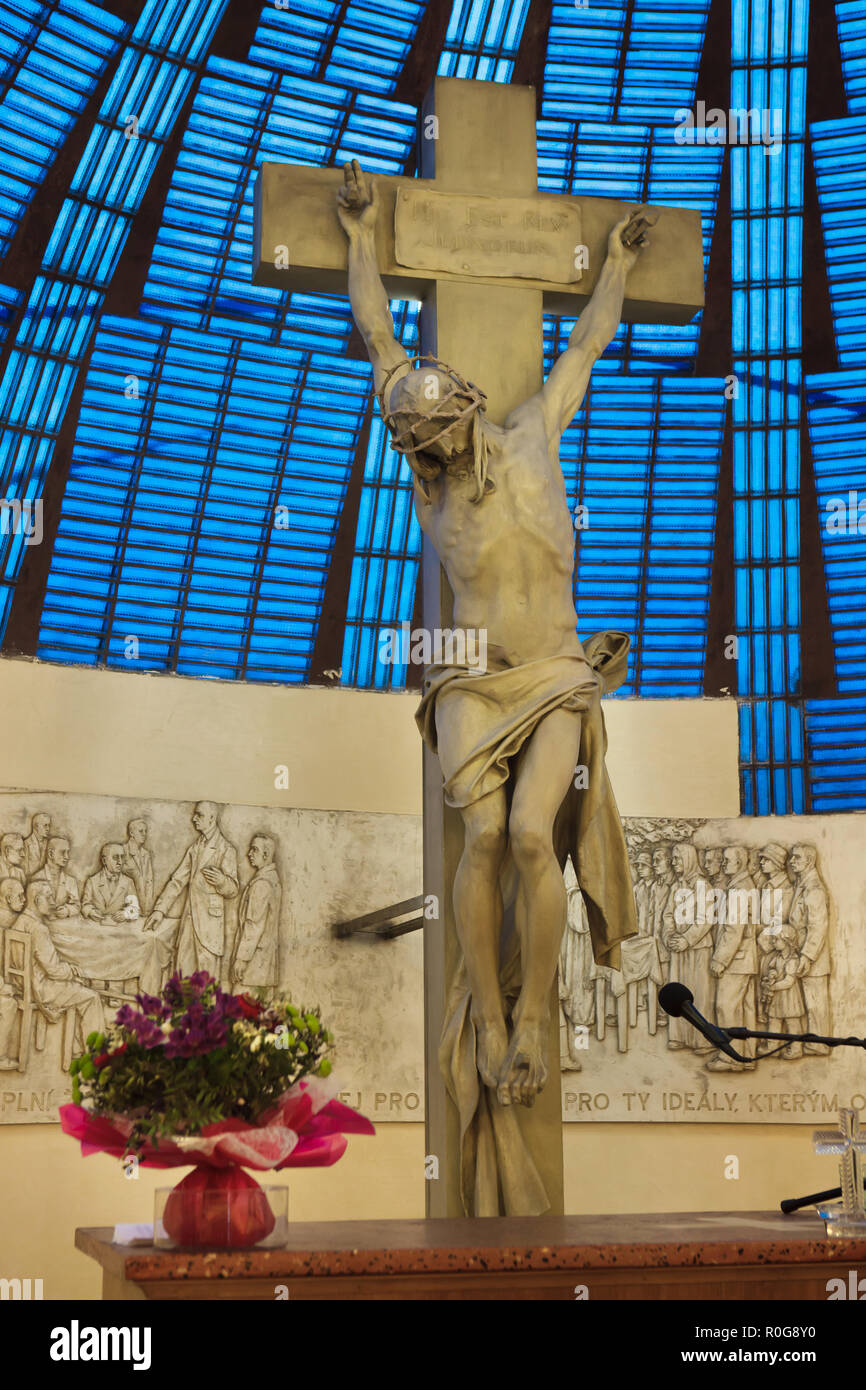 Kruzifix von Tschechischen Bildhauer Josef Václav Myslbek auf dem Hauptaltar der Gemeinde Haus der Tschechoslowakischen hussitischen Kirche (Husův sbor) entworfen von Tschechischen modernistischen Architekten Frantisek Kubelka (1935-1937) im Stadtteil Holešovice in Prag, Tschechische Republik. Stockfoto