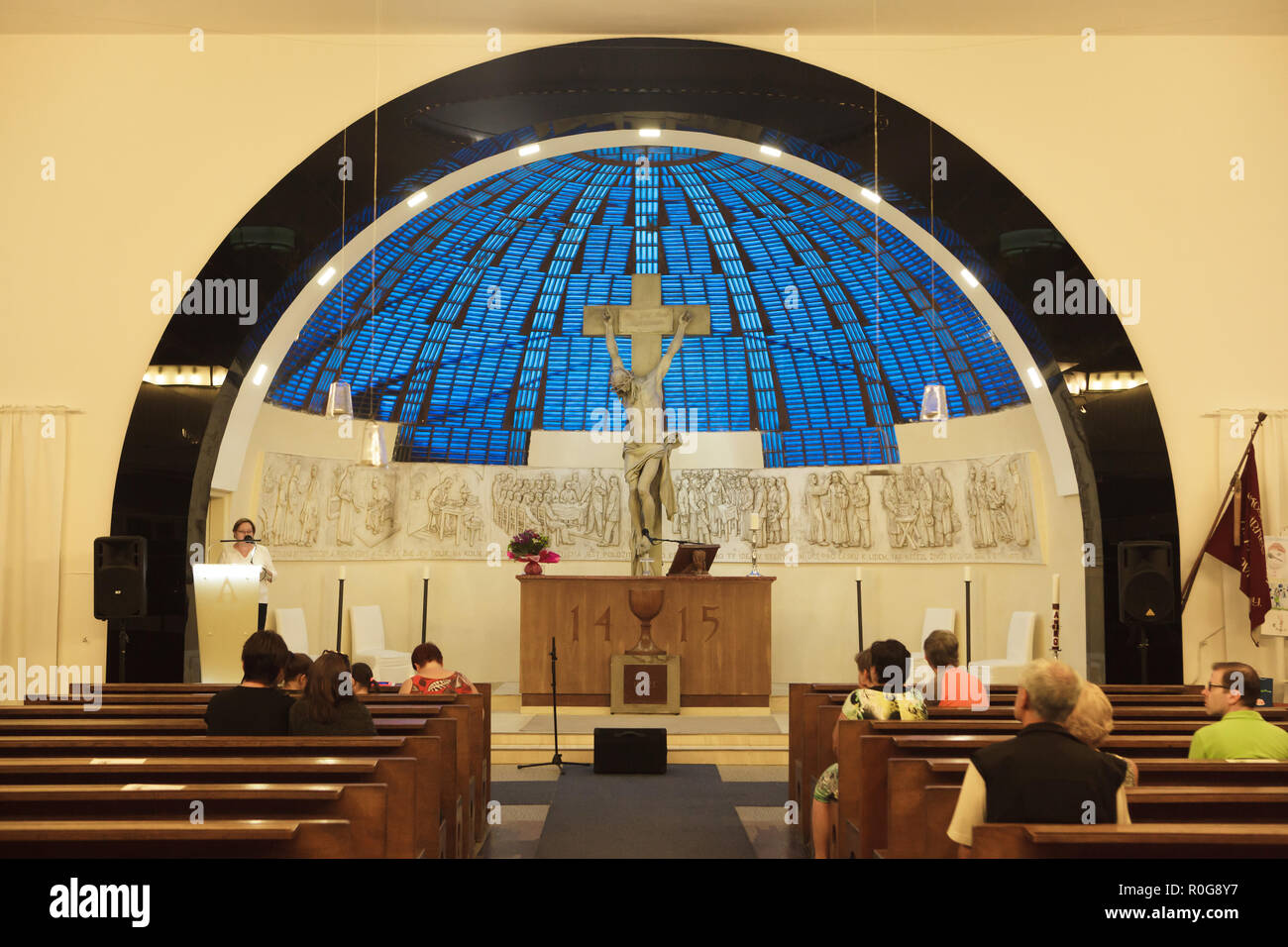 Kruzifix von Tschechischen Bildhauer Josef Václav Myslbek auf dem Hauptaltar der Gemeinde Haus der Tschechoslowakischen hussitischen Kirche (Husův sbor) entworfen von Tschechischen modernistischen Architekten Frantisek Kubelka (1935-1937) im Stadtteil Holešovice in Prag, Tschechische Republik. Stockfoto